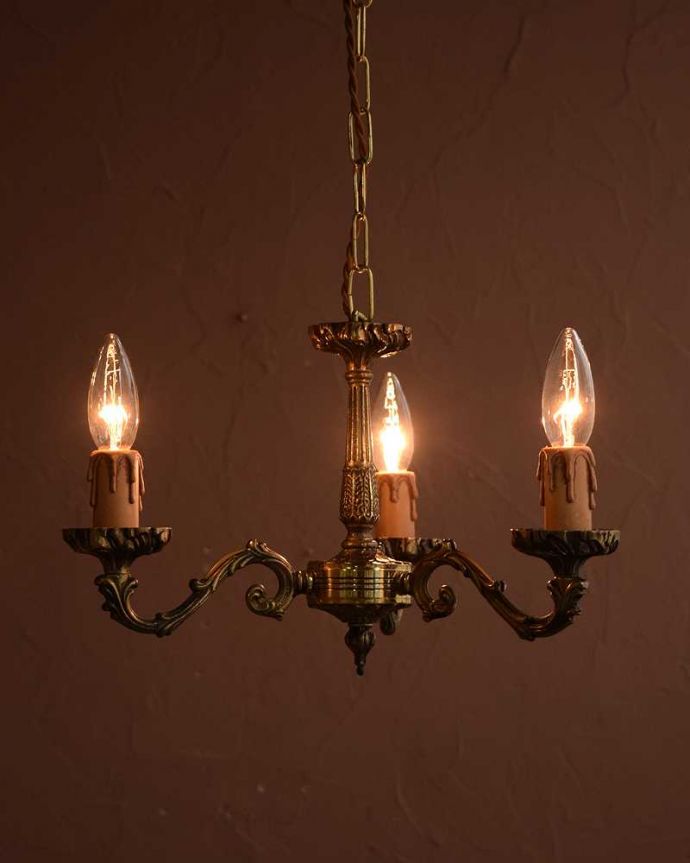 シャンデリア　照明・ライティング　大人っぽい雰囲気の、アンティークの真鍮製シャンデリア・3灯タイプ（E17シャンデリア球付）。。(k-3999-z)