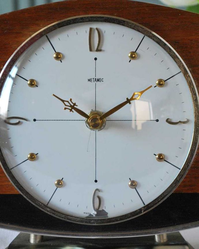 アンティーク その他の雑貨　アンティーク雑貨　英国のアンティーク雑貨、おしゃれなデザインのビンテージ置き時計。タイムスリップさせてくれる優しい文字盤アンティークの時計は、文字盤が何とも言えない優しい雰囲気。(k-4004-z)