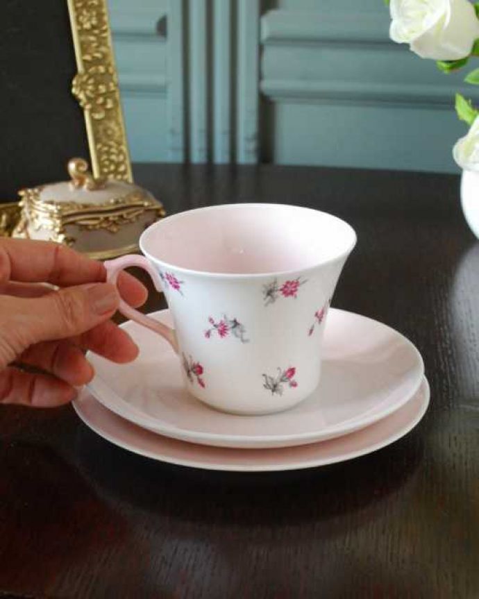 シェ―リー窯　アンティーク雑貨　赤い小花が可愛いシェリー窯のアンティークカップ＆ソーサートリオ。お茶の時間をもっと優雅に･･･眺めているだけじゃもったいないので、実用的に使って下さい。(k-4006-z)