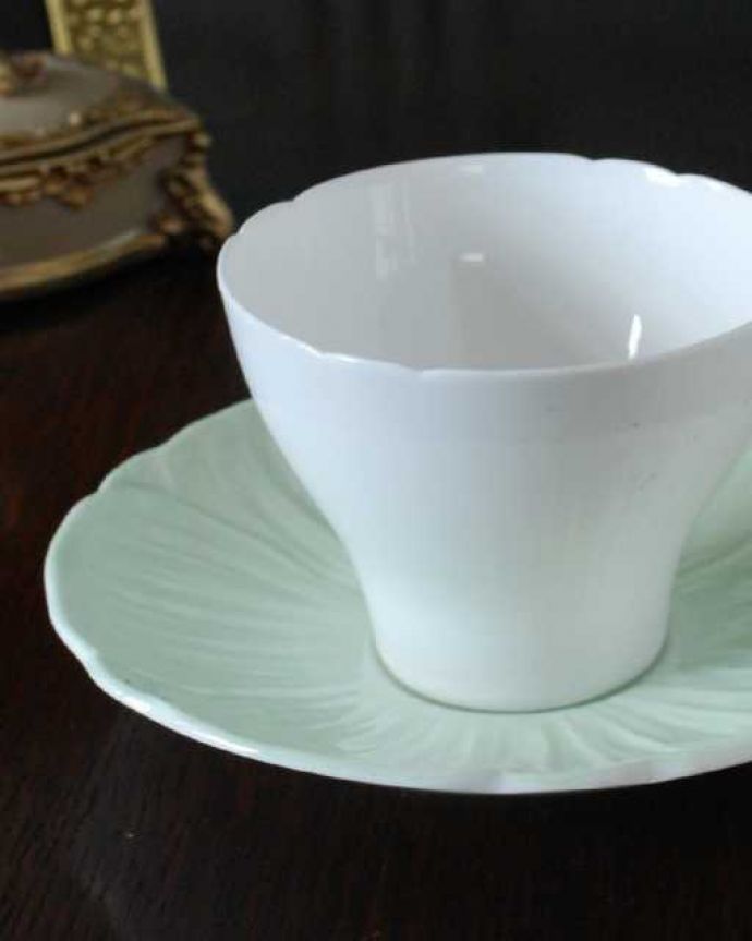 アンティーク 陶磁器の雑貨　アンティーク雑貨　シェリー窯から届いたアンティークのカップ＆ソーサー。飾って使って楽しむ小さなアンティークアンティークでしか手に入れることが出来ない美しい模様のカップ＆ソーサー。(k-4013-z)