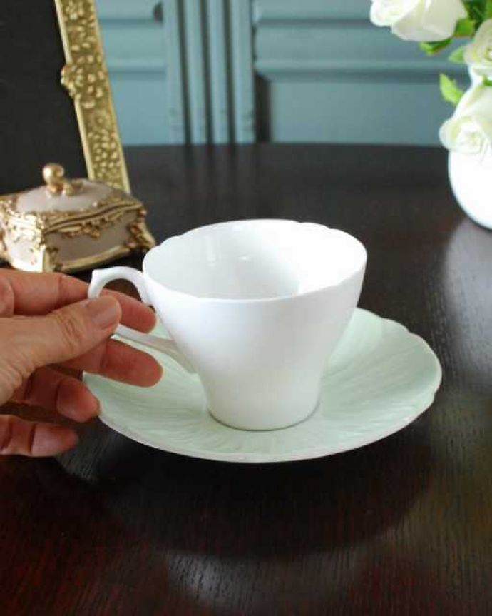 アンティーク 陶磁器の雑貨　アンティーク雑貨　シェリー窯から届いたアンティークのカップ＆ソーサー。お茶の時間をもっと優雅に･･･眺めているだけじゃもったいないので、実用的に使って下さい。(k-4013-z)