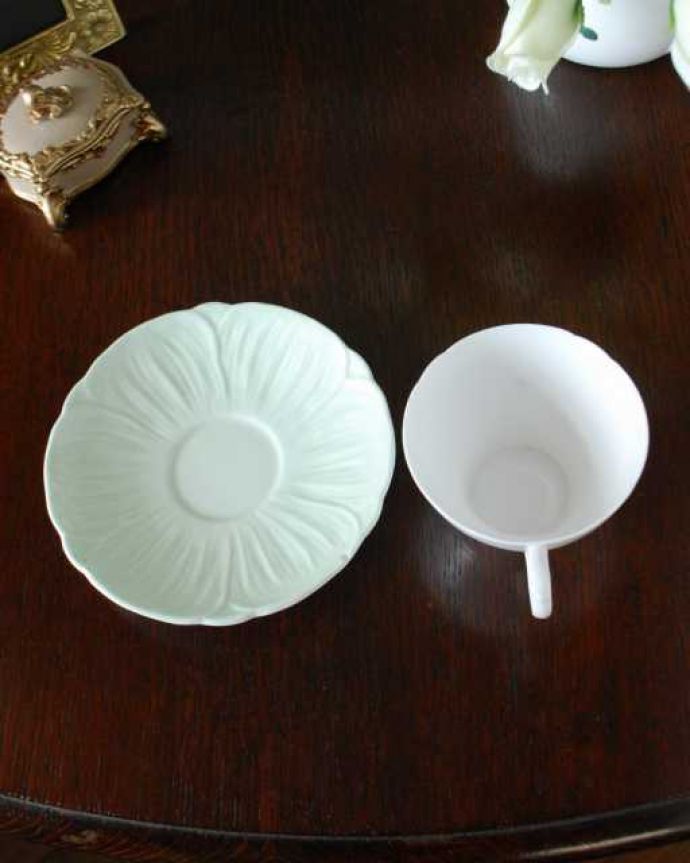 アンティーク 陶磁器の雑貨　アンティーク雑貨　シェリー窯から届いたアンティークのカップ＆ソーサー。上から見るとこんな感じです状態のいいものだけを選んでいますが、アンティークなのでキズや欠けがある場合があります。(k-4013-z)