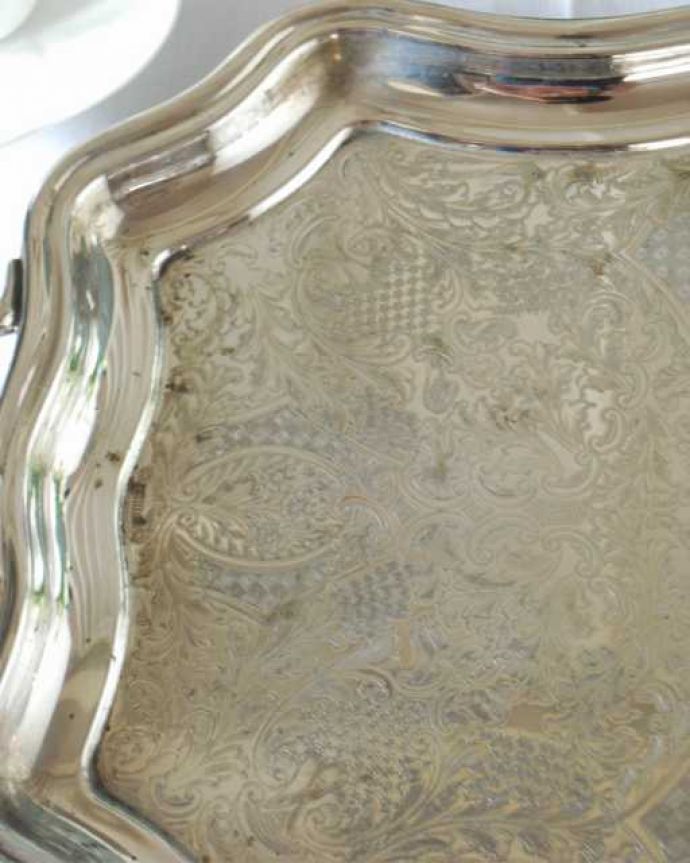 アンティーク シルバー製　アンティーク雑貨　英国のアンティーク雑貨、シルバープレートの持ち手が付いたギャラリートレイ。テーブルがパッと華やかに貴重だったシルバーで作られたテーブルウェア。(k-4026-z)