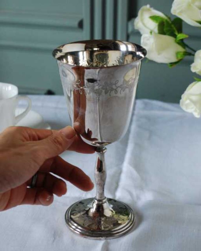 英国アンティークの銀食器、アンティークシルバーのワインカップ（葡萄模様）(k-4041-z)｜アンティーク雑貨