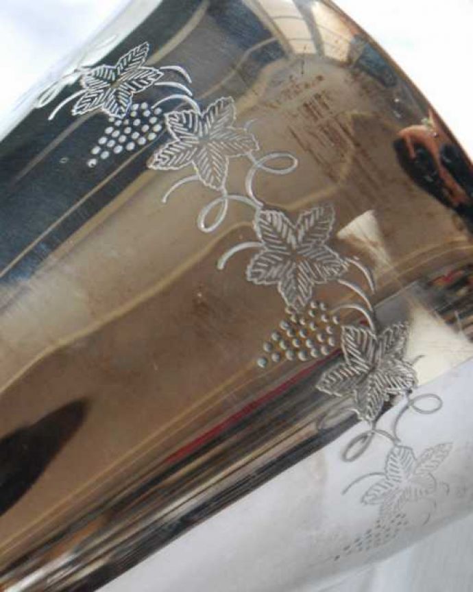 アンティーク シルバー製　アンティーク雑貨　英国アンティークの銀食器、アンティークシルバーのワインカップ（葡萄模様）。食卓を華やかにしてくれるテーブルグラス何を入れても美しく使えるアンティークのテーブルグラス。(k-4041-z)