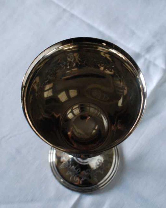 アンティーク シルバー製　アンティーク雑貨　英国アンティークの銀食器、アンティークシルバーのワインカップ（葡萄模様）。上から見るとこんな感じです。(k-4041-z)