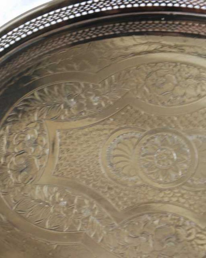 アンティーク シルバー製　アンティーク雑貨　イギリスで見つけたアンティークシルバープレートのギャラリートレイ。オトナの輝きを放つアンティークのサルヴァ全体に美しいエングレーヴィング（彫金）が施されているアンティークのサルヴァ。(k-4043-z)