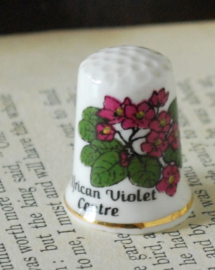 アンティーク 陶磁器の雑貨　アンティーク雑貨　イギリスで見つけた可愛いお花のアンティークシンブル(African Violet Centre)。幸運を呼ぶ女性のためのコレクションアイテムシンブルとは、上流階級の女性がたしなみとして行ったお裁縫の時に使った指ぬきのこと。(k-4089-z)
