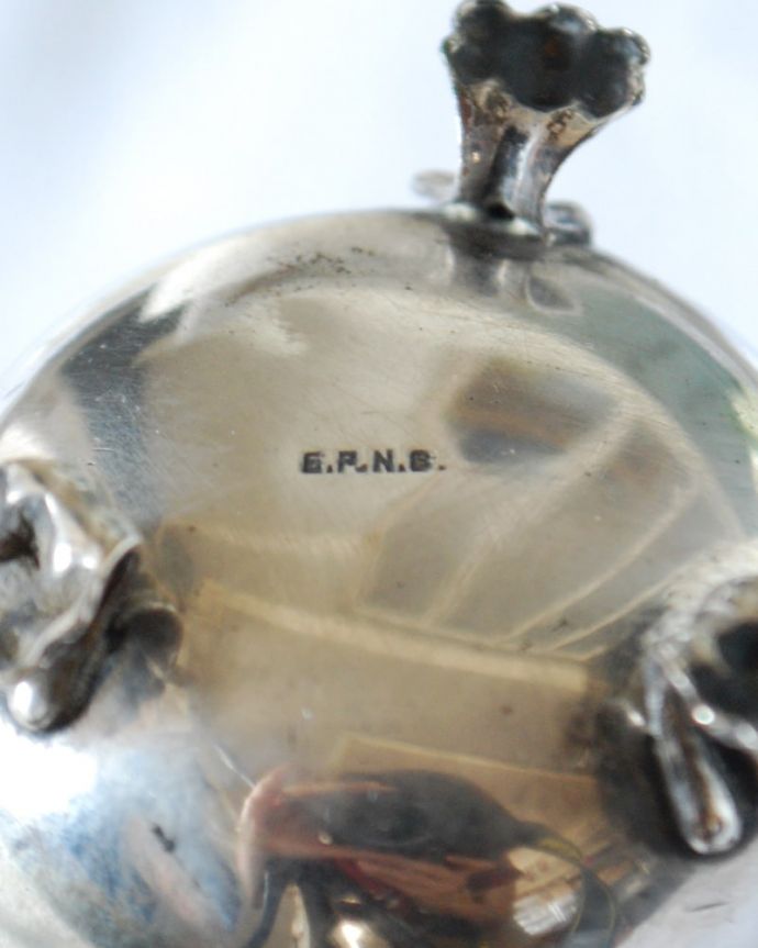 アンティーク シルバー製　アンティーク雑貨　シルバー　ミルクピッチャ　裏側には品質の証ホールマークが付いていました。(k-4168-z)