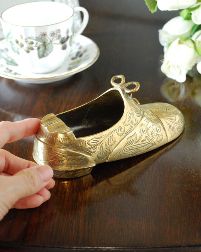 アンティーク雑貨　真鍮　靴のオブジェ　大きさはこれくらいですコレクションしたくなるくらい、いろんなサイズのものがあります。(k-4177-z)