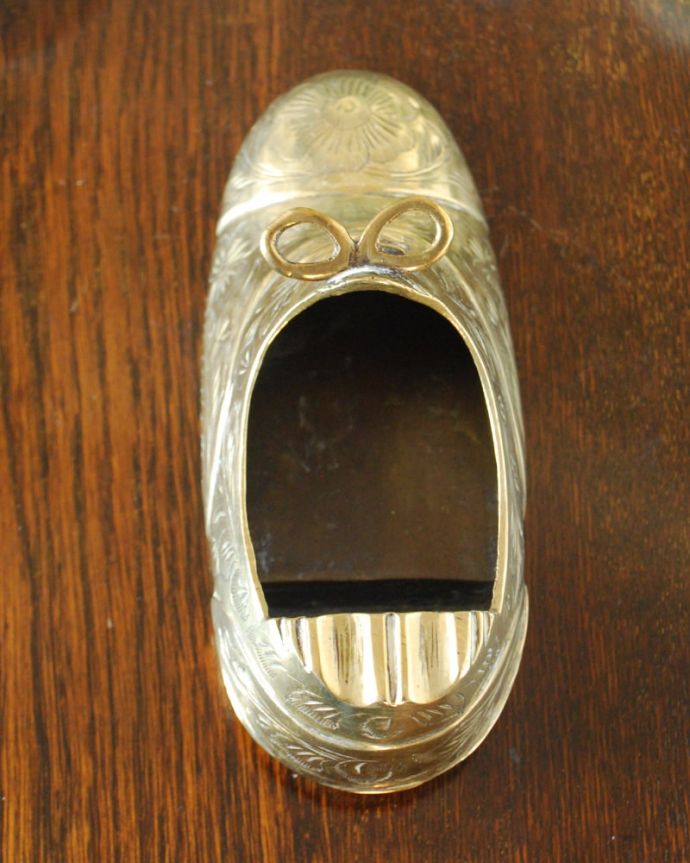 アンティーク雑貨　真鍮　靴のオブジェ　上から見るとこんな感じですアンティークなので多少のキズ・汚れがある場合がありますが、使用上問題はありませんので、ご了承下さい。(k-4177-z)