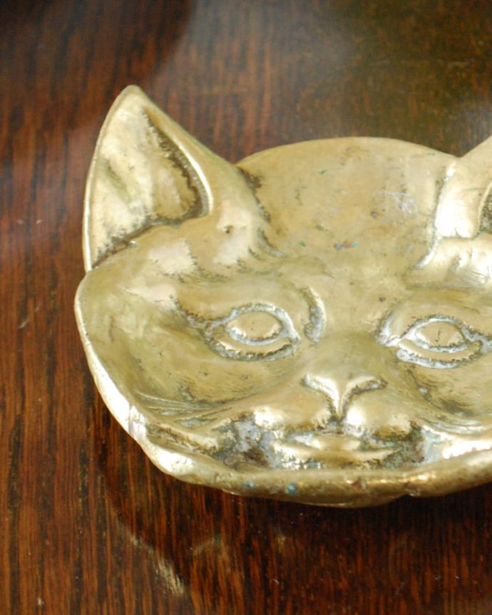アンティークの可愛いネコの雑貨、真鍮製のトレイ