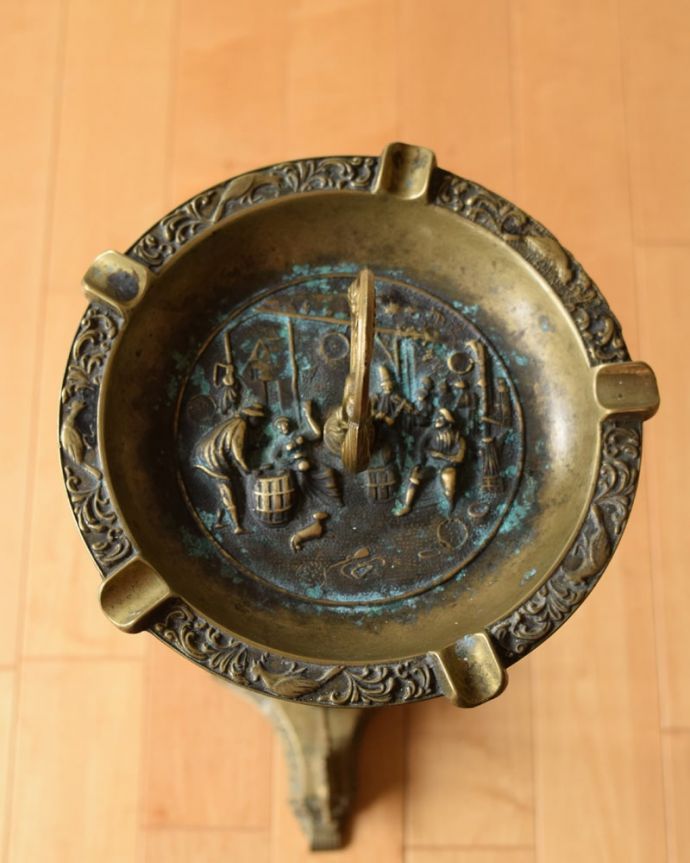 アンティークのおしゃれな真鍮製の灰皿、イギリスで見つけたアシュトレイスタンド
