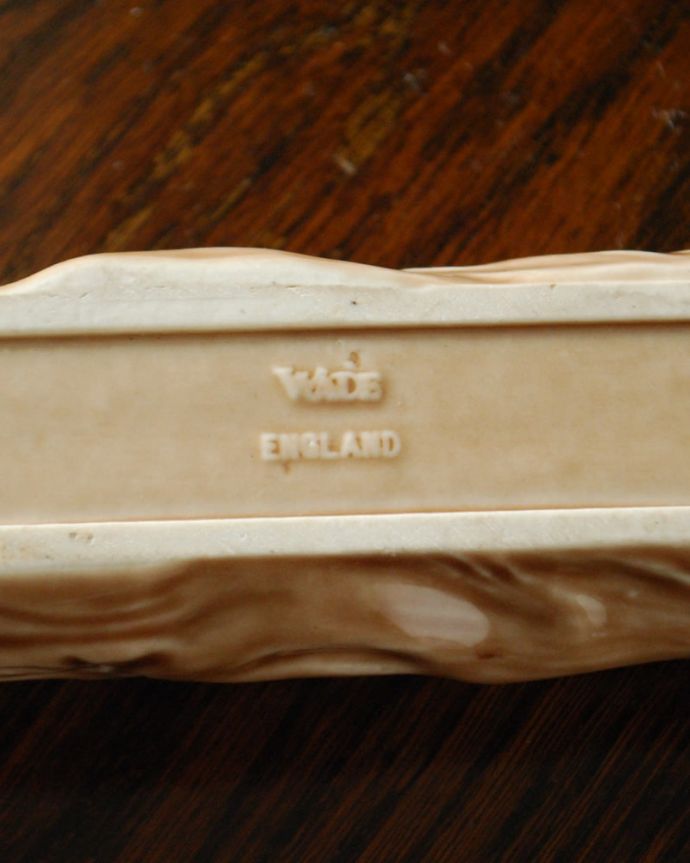 アンティーク 陶磁器の雑貨　アンティーク雑貨　アンティーク カードホルダー　裏側には品質の証製造メーカー保証の意味がこもった窯印、ポーセリンマークがあります。(k-4218-z)