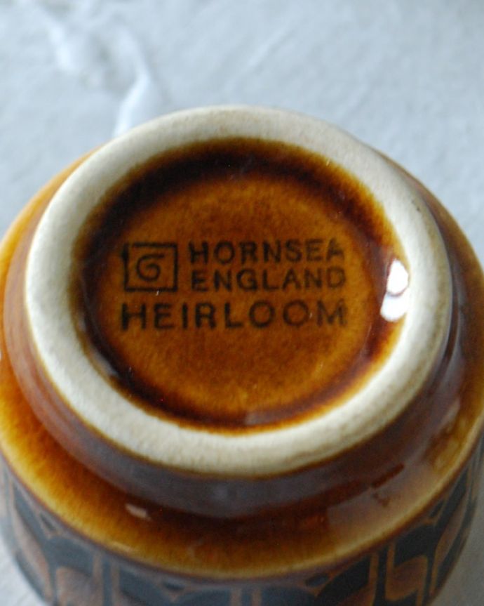 Hornsea（ホーンジー）　アンティーク雑貨　ホーンジー社「エアルーム」シリーズのビンテージ陶器エッグスタンド。裏側には品質の証ひっくり返して見ると、こんな感じのポーセリンマークを見つけることが出来ます。(k-3906-z)