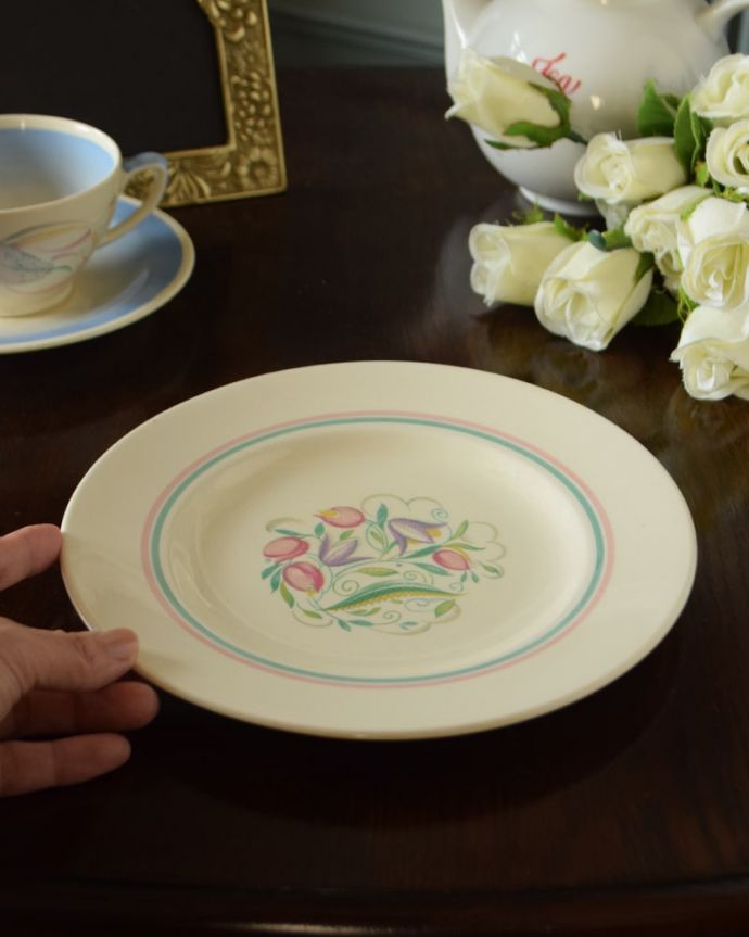 アンティーク 陶磁器の雑貨　アンティーク雑貨　プレート　スージークーパー　ドレスデンスプレイ　飾って使って楽しむアンティーク食卓で使うのはもちろん、飾っても楽しめる1枚です。(k-4289-z)