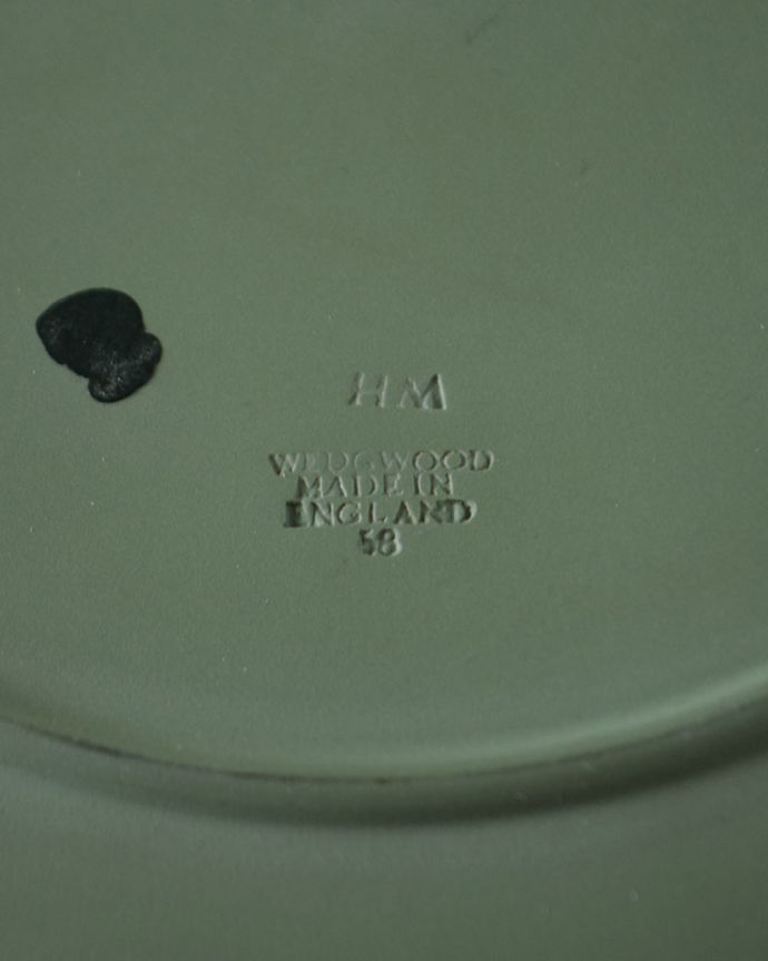 アンティーク 陶磁器の雑貨　アンティーク雑貨　ジャスパーウェア　裏側には品質の証ひっくり返して見ると、ウェッジウッドのマークを見つけることが出来ます。(k-4313-z)