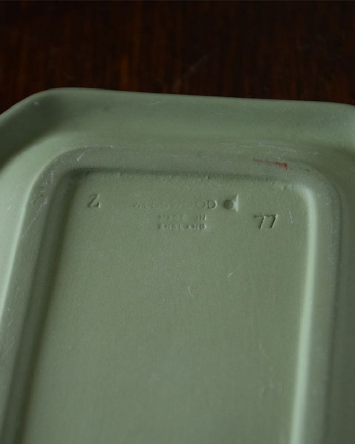 アンティーク 陶磁器の雑貨　アンティーク雑貨　ジャスパーウェア　裏側には品質の証ひっくり返して見ると、ウェッジウッドのマークを見つけることが出来ます。(k-4314-z)