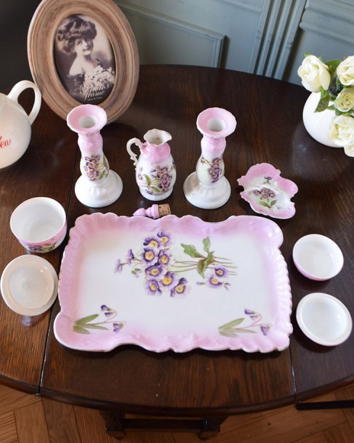 美しいアンティークの陶磁器、紫色の上品なお花が描かれたドレッシング