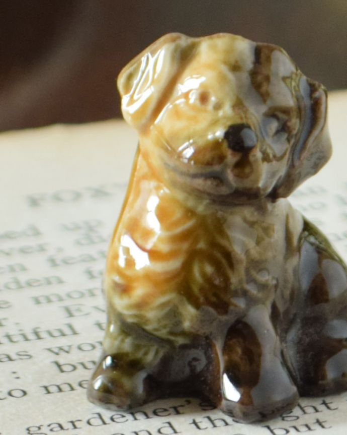 イギリスで見つけたWADE社のビンテージ陶器、Whimsiesシリーズの犬のフィギア（子犬）