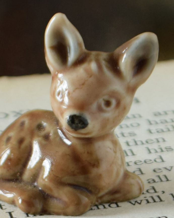 アンティーク 陶磁器の雑貨　アンティーク雑貨　イギリスで見つけたWADE社のビンテージ陶器、Whimsiesシリーズのフィギア（バンビ）　英国WADEの陶器フィギュリン1954年に発表された「Whimsies（気まぐれ）」シリーズは、世界中にコレクターがいる陶器の動物フィギュリンです。(k-4499-z)