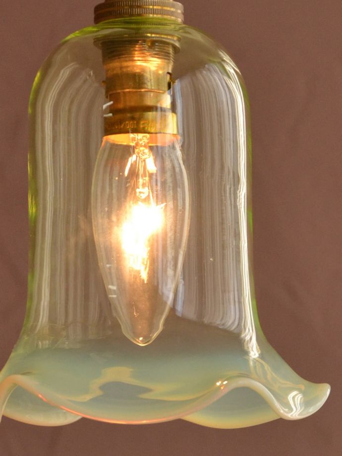 ヴァセリンガラスの照明器具、英国アンティークのペンダントライト 