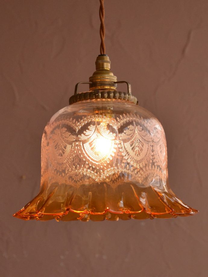 イギリスのアンティーク照明、ガラスの模様が美しいランプシェード（コード・シャンデリア電球・ギャラリーD付き）