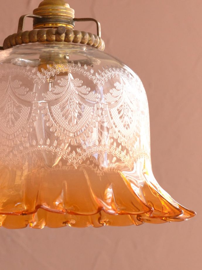 イギリスのアンティーク照明、ガラスの模様が美しいランプシェード
