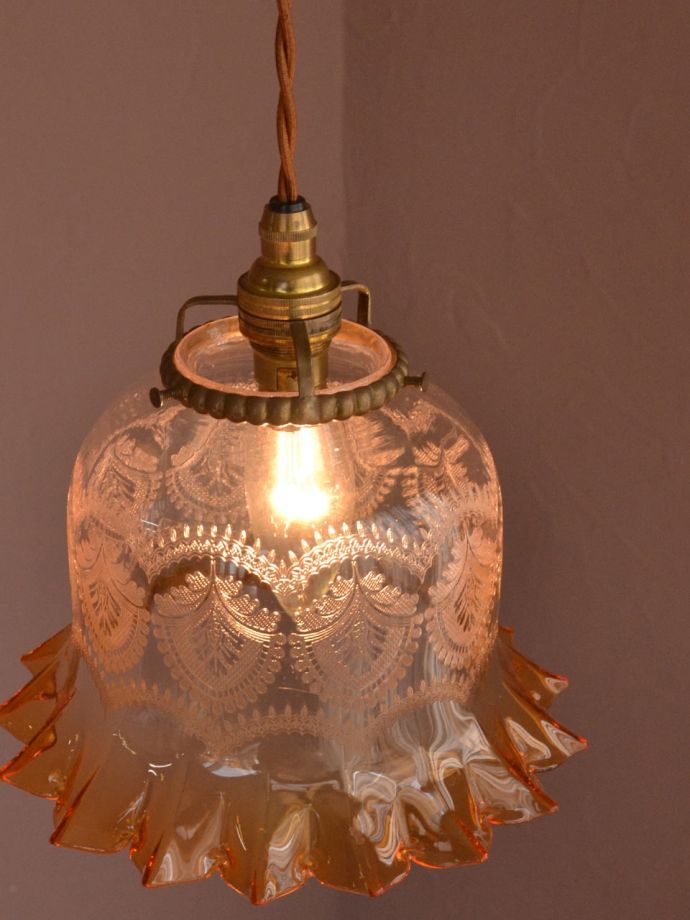イギリスのアンティーク照明、ガラスの模様が美しいランプシェード（コード・シャンデリア電球・ギャラリーD付き）