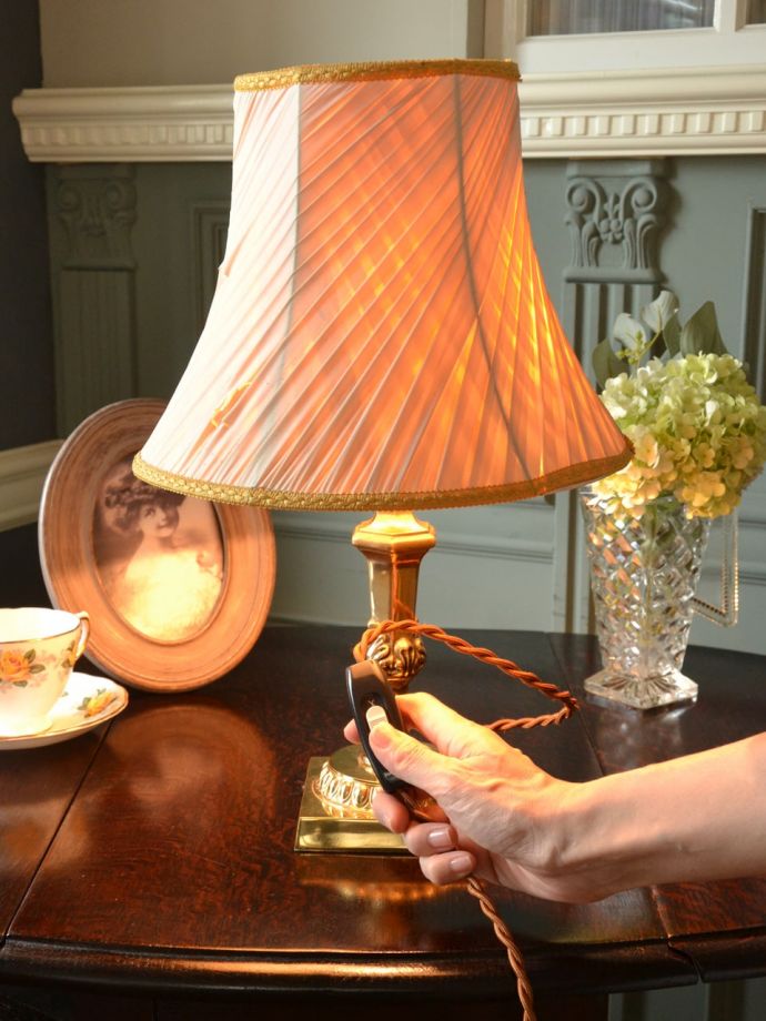 アンティークのテーブルランプ、真鍮のシェード付き照明(E17シャンデリア球付き)