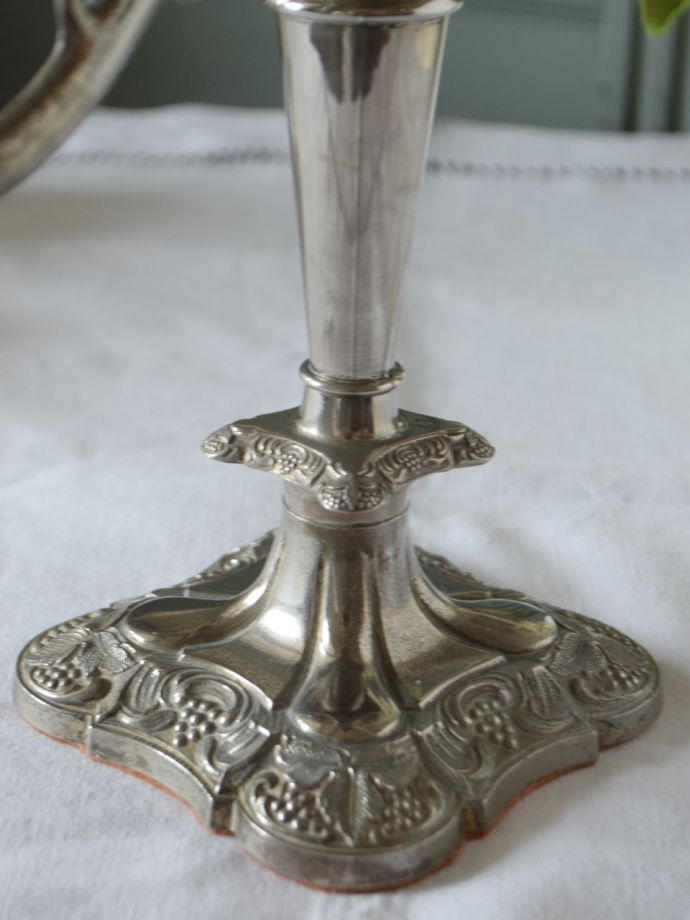 英国アンティークのシルバープレートの燭台、葡萄の装飾が豪華なキャンドルスタンド（5本用）