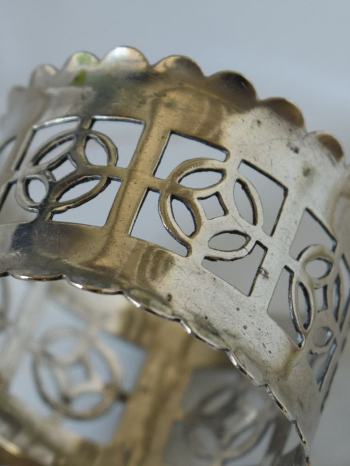 英国アンティークのシルバープレート、透かし彫りの美しいナプキンリング