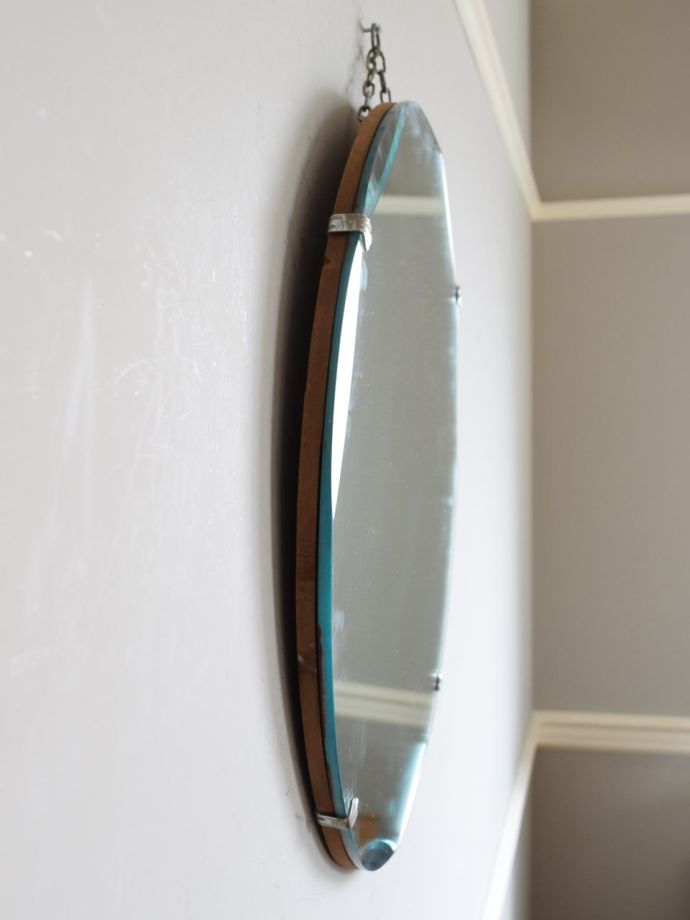 イギリスのアンティークミラー、縁取りが美しい丸型の壁付けの鏡