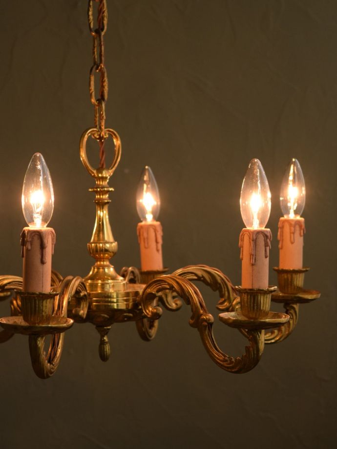 イギリスのアンティーク照明、装飾が美しい真鍮製のシャンデリア(６灯)（Ｅ17シャンデリア球付）