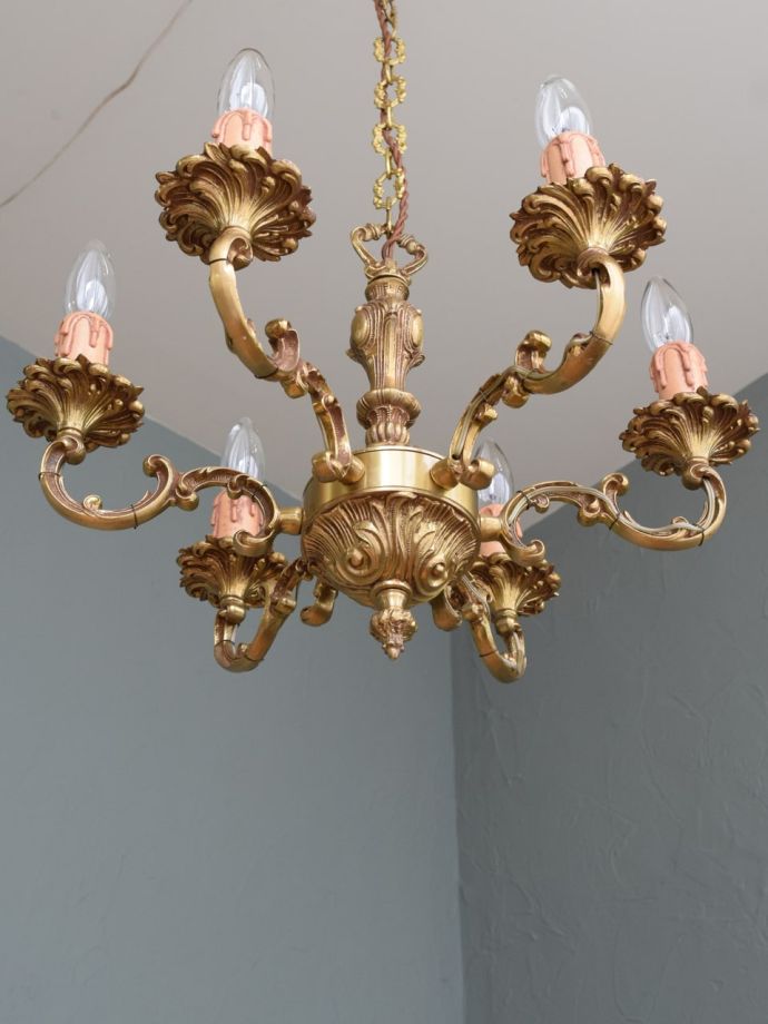 イギリスのアンティークシャンデリア、ゴージャスな真鍮製の照明器具(６灯)（Ｅ17シャンデリア球付）