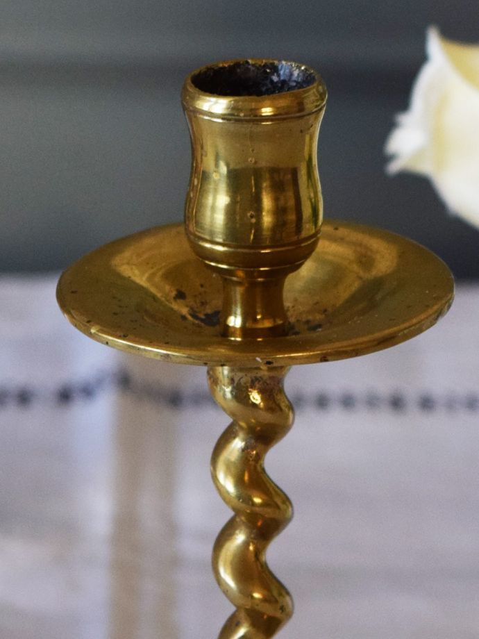 イギリスのアンティークのおしゃれな燭台、ツイスト模様が美しい真鍮製のキャンドルスタンド