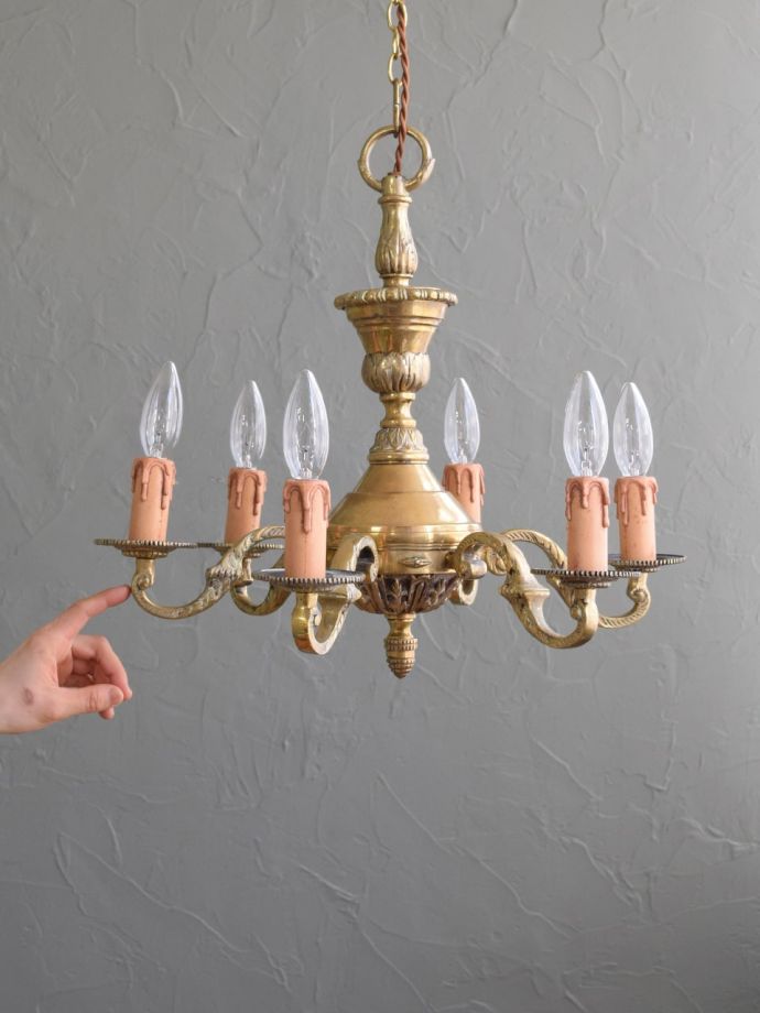 英国アンティークの6灯シャンデリア、装飾が美しい真鍮製の照明器具