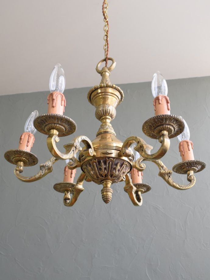 英国アンティークの6灯シャンデリア、装飾が美しい真鍮製の照明器具