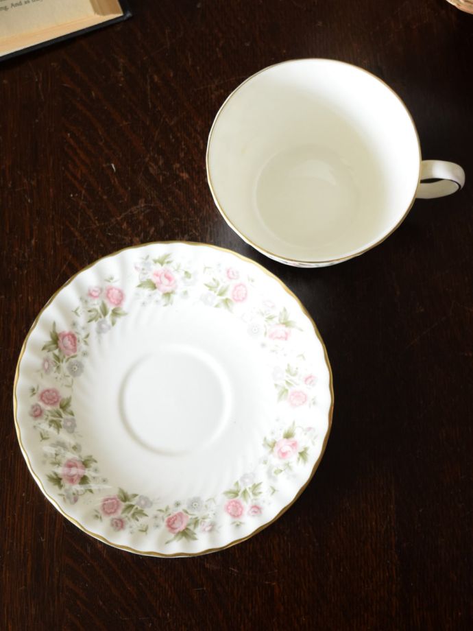 イギリスのアンティーク食器、ミントンのSPRING BOUQUET（スプリングブーケ）のカップ＆ソーサー