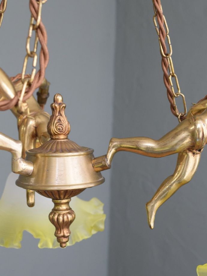 フランスで見つけた天使のモチーフのシャンデリア、アンティークの照明器具(3灯)（Ｅ17シャンデリア球付）