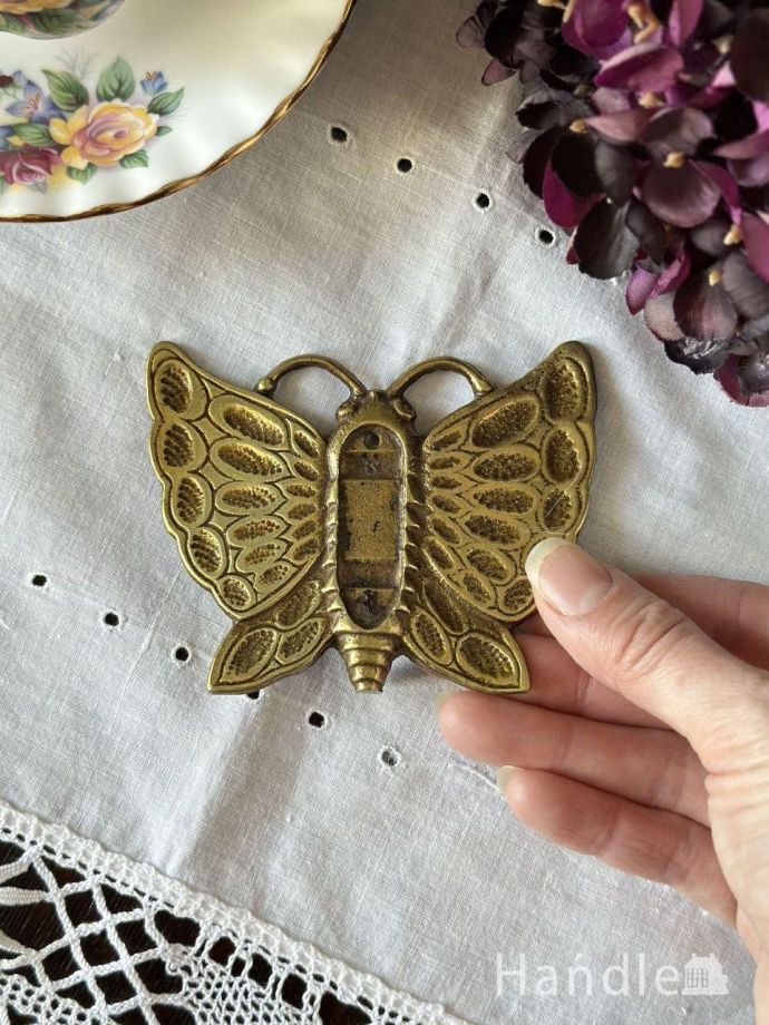 イギリスのアンティーク真鍮製のオーナメント、蝶々のモチーフが可愛い 