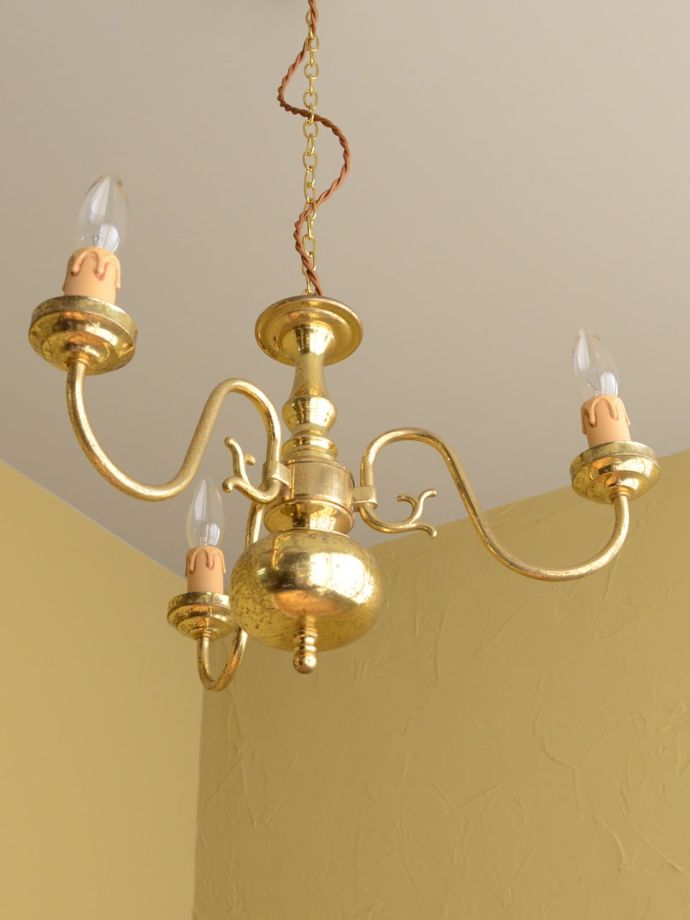 イギリスのアンティーク照明器具、真鍮製のおしゃれな3灯シャンデリア 
