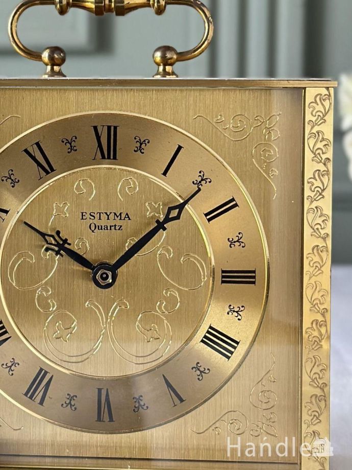 イギリスから届いたアンティークのおしゃれな置時計、ゴールド色に輝く持ち手付きのテーブルクロック(k-5485-z)｜アンティーク雑貨