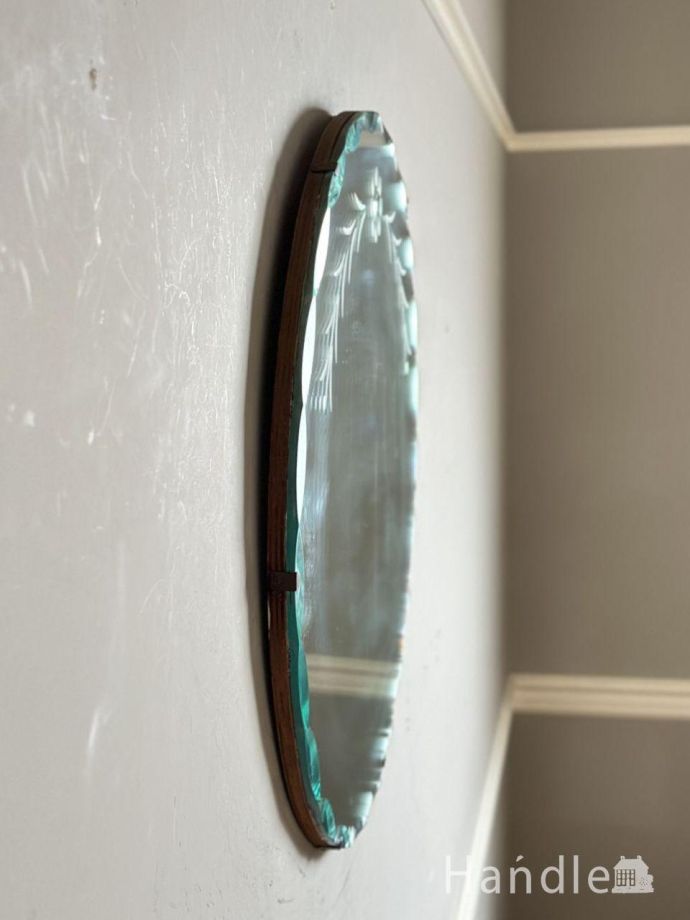 イギリスのアンティーク雑貨、丸い形の縁取りが輝く壁付けの鏡(k-5548 