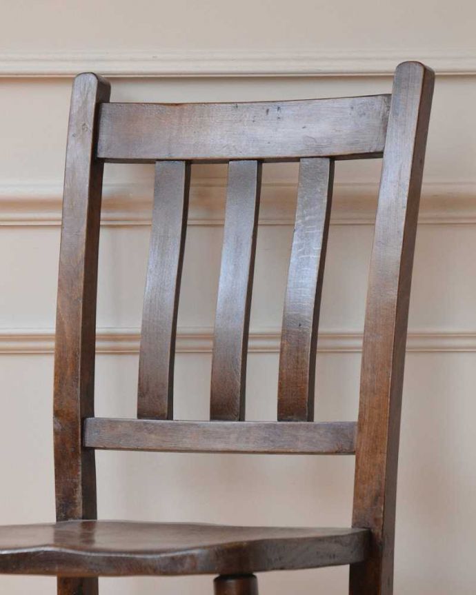 キッチンチェア　アンティーク チェア　イギリスから来たアンティークの椅子、チョコレート色の可愛いスクールチェア。シンプルな3本ラインの背もたれ学校用の椅子なので、余計な装飾が全くないシンプルさが一番のポイント。(k-605-c)
