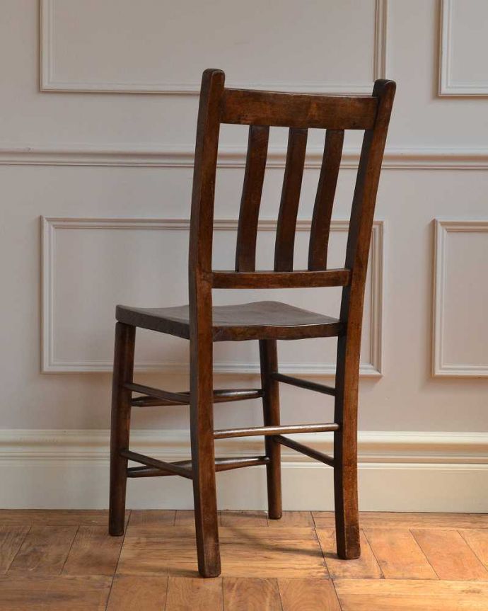キッチンチェア　アンティーク チェア　イギリスから来たアンティークの椅子、チョコレート色の可愛いスクールチェア。後ろから見ても可愛いんです。(k-605-c)