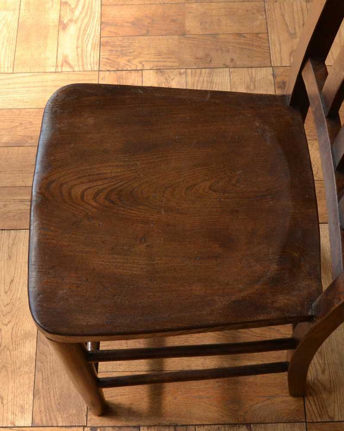 キッチンチェア　アンティーク チェア　イギリスから来たアンティークの椅子、チョコレート色の可愛いスクールチェア。座面に隠されたヒミツ「座繰り」と言って、お尻と太もも部分に彫が入っているんです。(k-605-c)