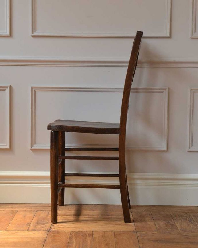 キッチンチェア　アンティーク チェア　イギリスから来たアンティークの椅子、チョコレート色の可愛いスクールチェア。横顔もほっこりデザイン横から見ても、なんだかほっこりぬくもりあるデザインです。(k-605-c)