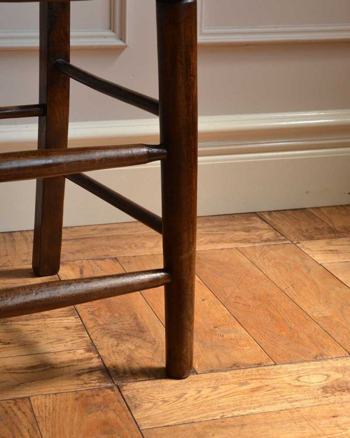 キッチンチェア　アンティーク チェア　イギリスから来たアンティークの椅子、チョコレート色の可愛いスクールチェア。床を滑らせて移動出来ますHandleではアンティークチェアの脚の裏にフェルトキーパーをお付けしています。(k-605-c)