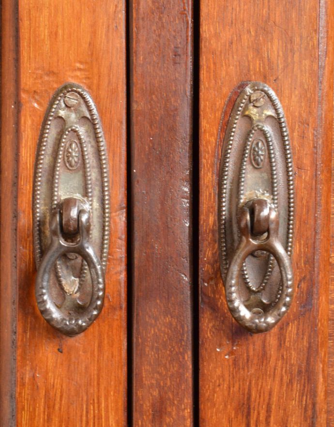 サイドボード　アンティーク家具　英国の素敵なアンティーク家具、ウォッシュスタンド（洗面台）。扉のの取っ手はアンティークらしい凝ったリング型です！扉には美しい象嵌があります。(k-629-f)